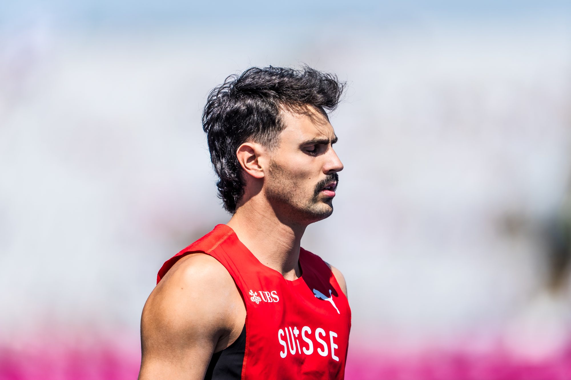 Julien Bonvin, le panache et le style (avec une coupe mulet)